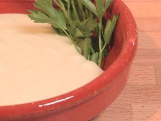 How to make a homemade Lebanese sauce with garlic