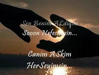 GÜLÜŞÜNÜ ARIYORUM BAKIŞINA GÖZLERİNE BİTİYORUM İNAN SENİ ÖLÜMÜNE SEVİYRUM BEN