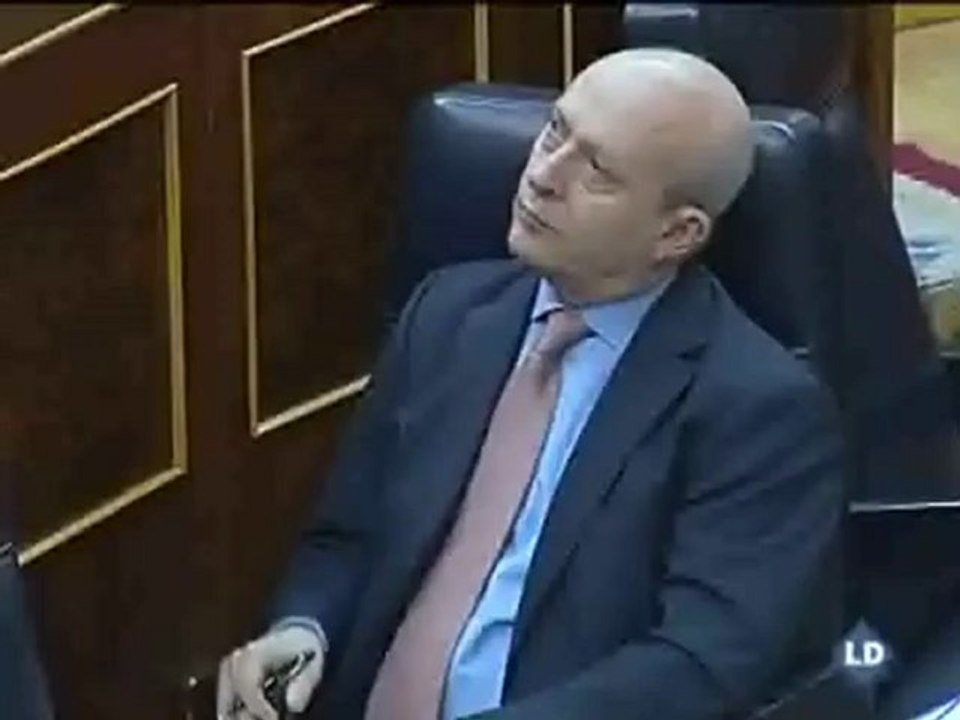 Dictador catalán acompañado de morsa con pancarta