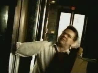 Le bras coincé dans l'ascenseur