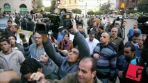 Il Cairo, scrittori in strada per chiedere la libertà di stampa e protestare contro i tre anni di carcere inflitti al blogger Alber Saber