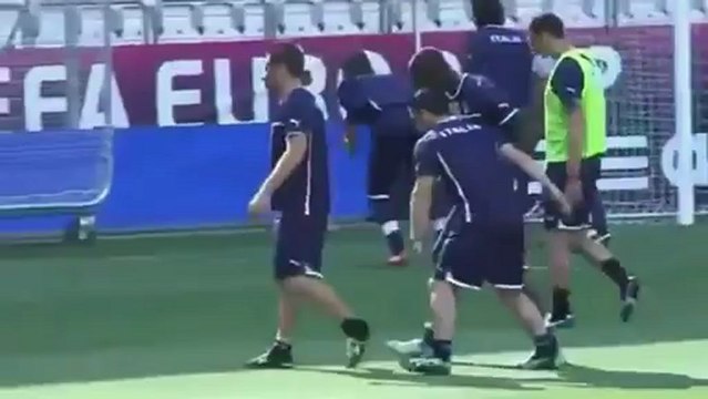 Joachim Loew móc gỉ mũi ra rồi ăn