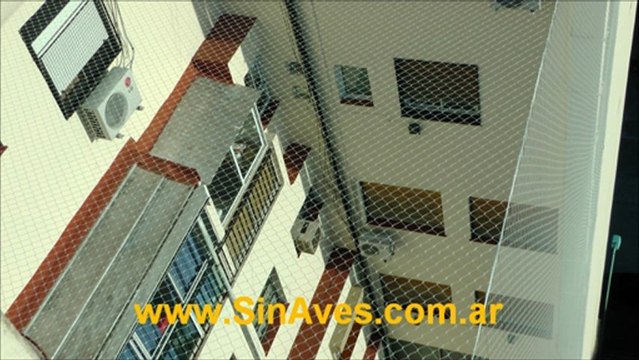 Ahuyentar palomas con red en pozo de aire y luz de edificio