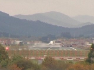 High winds test pilots' skills in Spain