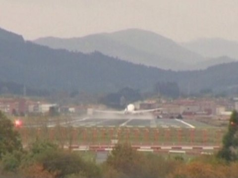 High winds test pilots' skills in Spain