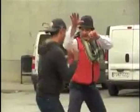 Deux hommes bourrés essayent de se battre