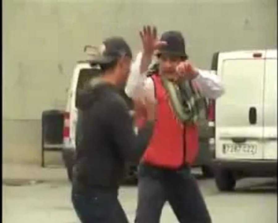 Deux hommes bourrés essayent de se battre