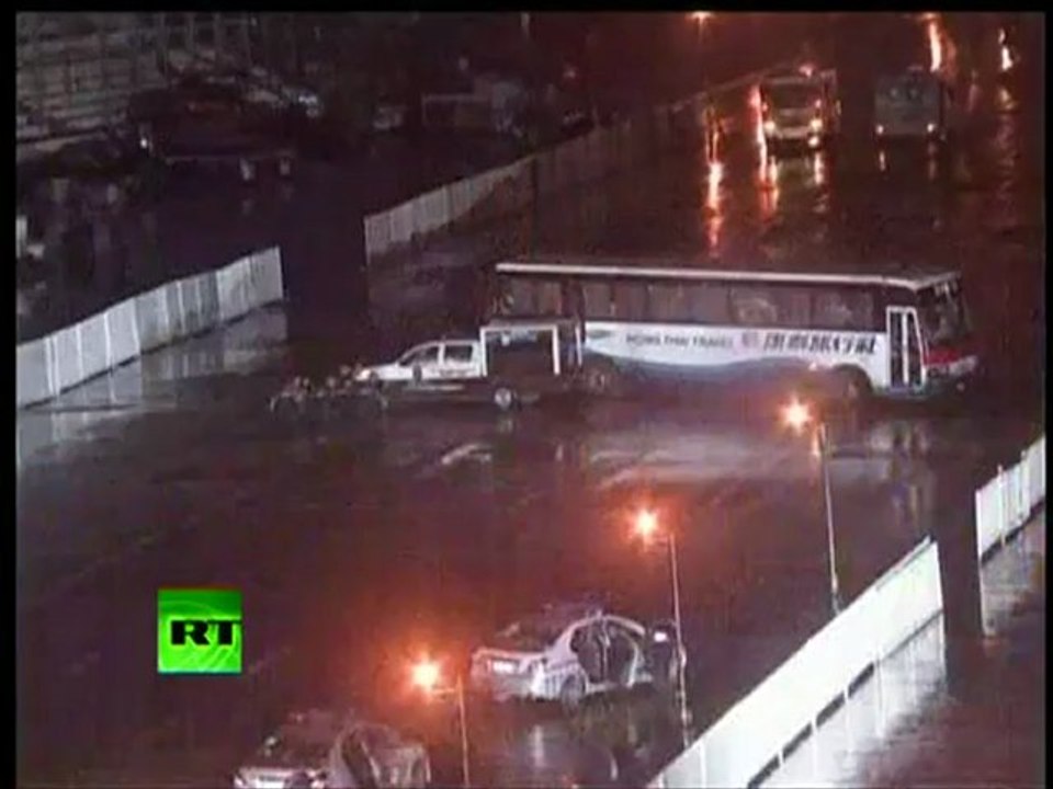 Philippine SWAT storm bus with hostages in Manila
