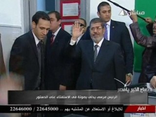 Egypt President Mursi casts referendum vote