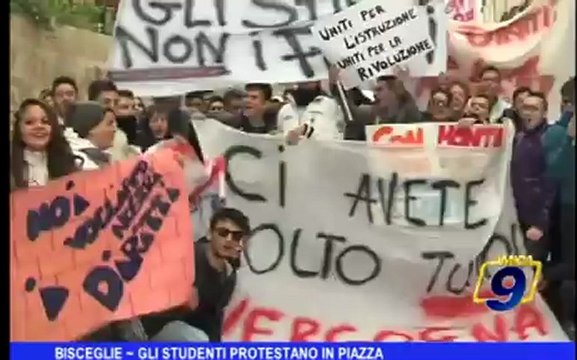 Bisceglie | Gli studenti protestano in piazza