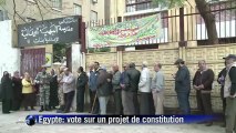 Les Egyptiens votent sur un projet de Constitution