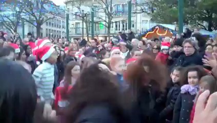 400 personnes sur la place Jeanne Hachette pour le flashmob de noël