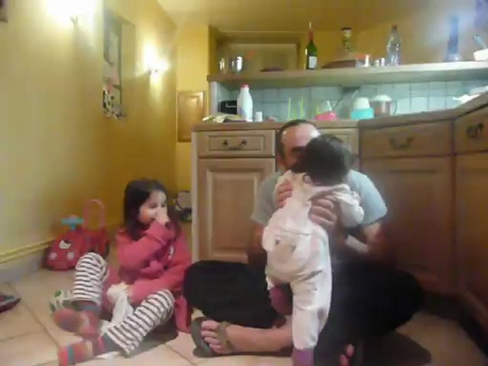 Rose fait quelques pas, tandis que Clémence est à la réalisation...