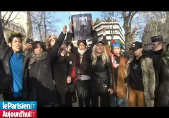 Les femen rhabillées devant l'ambassade d'egypte
