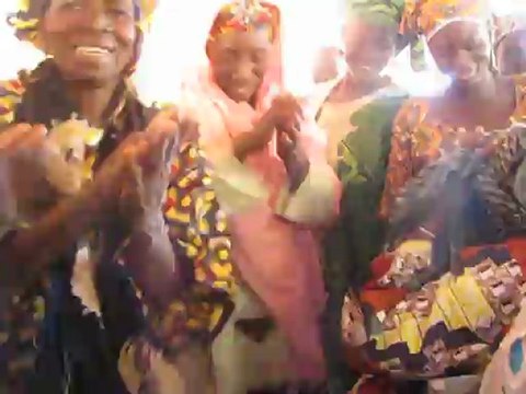 Femmes déplacées du Nord Mali dans un centre de distribution d'aide alimentaire de Mopti