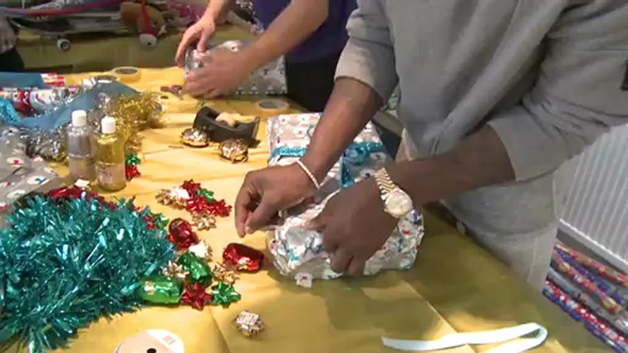 Insolite : Quand Balotelli essaie d'emballer un cadeau de Noël !