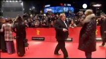 Francia: Depardieu sfida il governo e restituisce il...