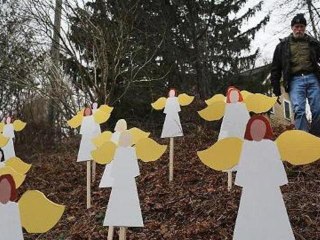 Survivors of mass shooting mourn victims