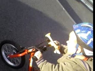 loulou fait du vélo