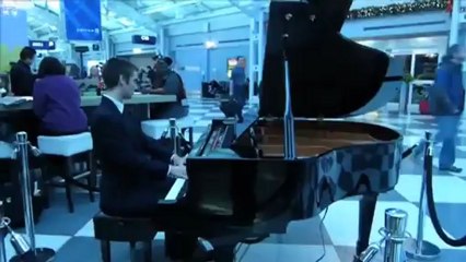 Aéroport, un pianiste joue les Viral Internet Songs