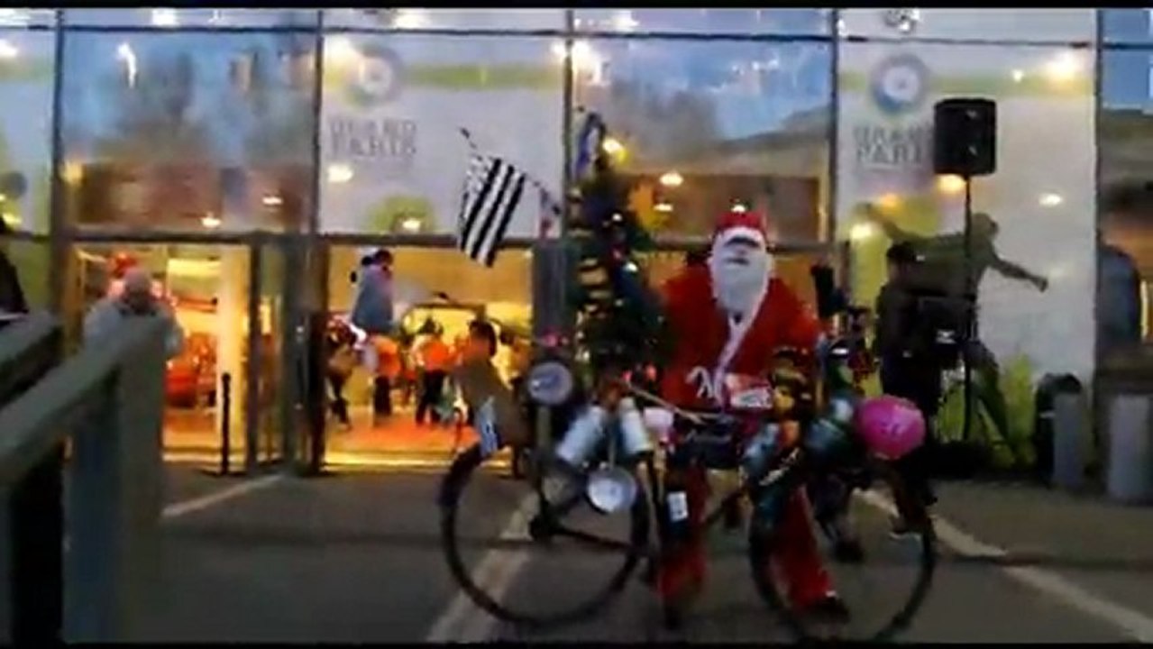 Corrida de Noël - Issy les Moulineaux 2012 ( reportage ) avec mario et son petit vélo