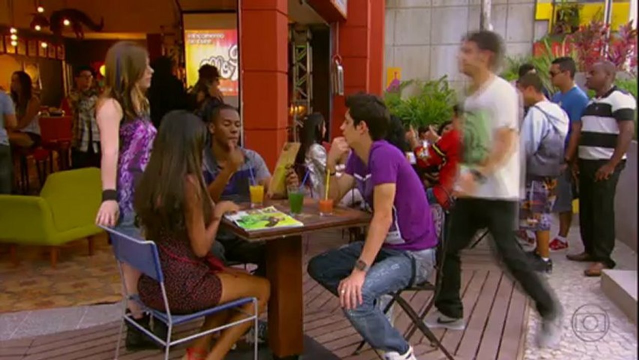 Gil fica feliz ao ver Lia na festa