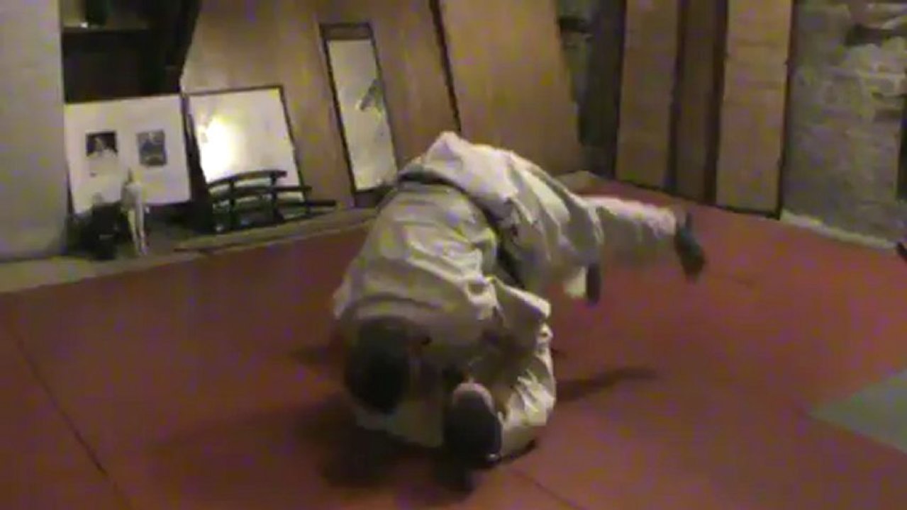 Sol contre debout latéral aux mains : shime, forme 1 (yoko otoshi)