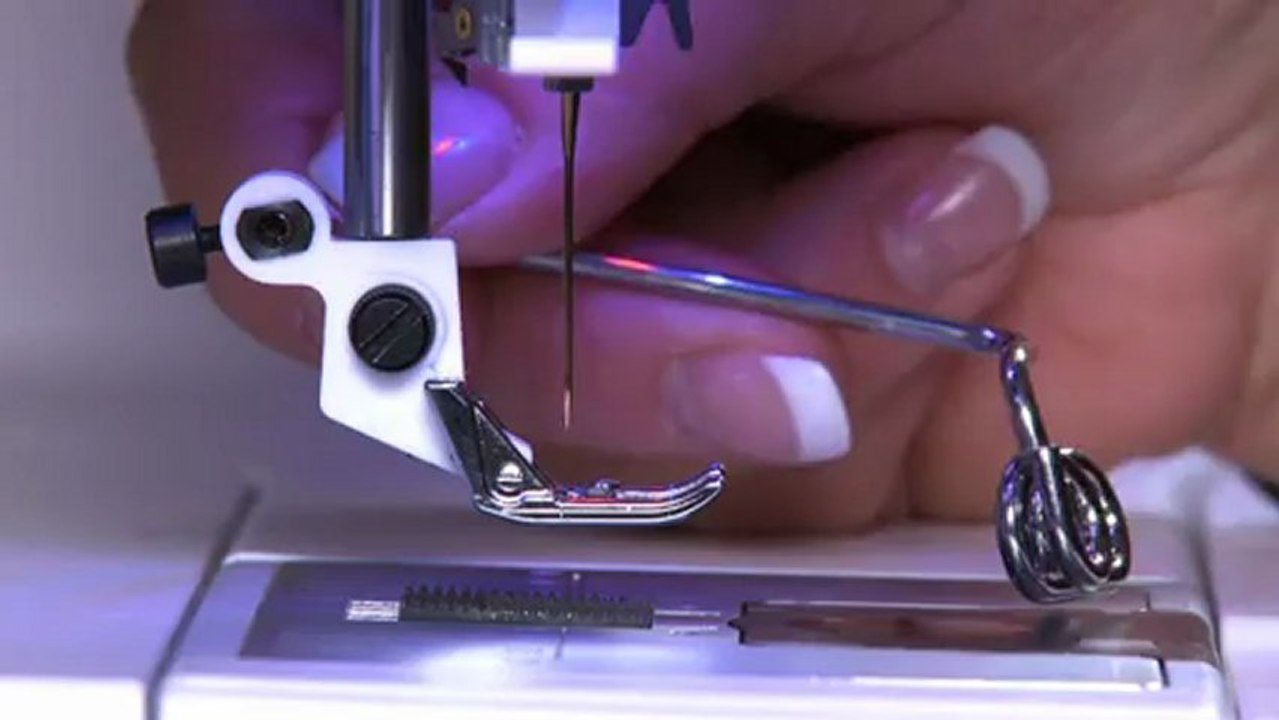 Pied de biche avec un guide pour travailler avec une aiguille double Husqvarna Viking 920302096