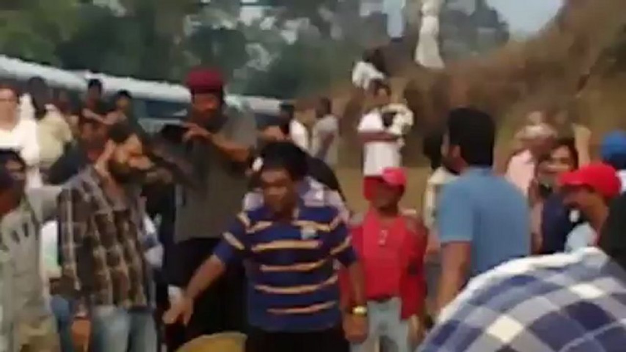 Shahrukh Khan cutie playing cricket on the sets of Chennai Express