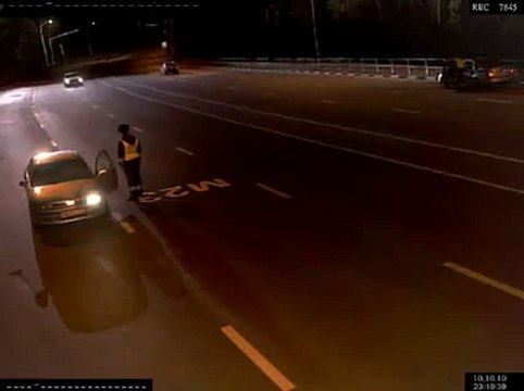 قطيع من الذئاب يهاجم شرطي في الطريق video.fr.mu