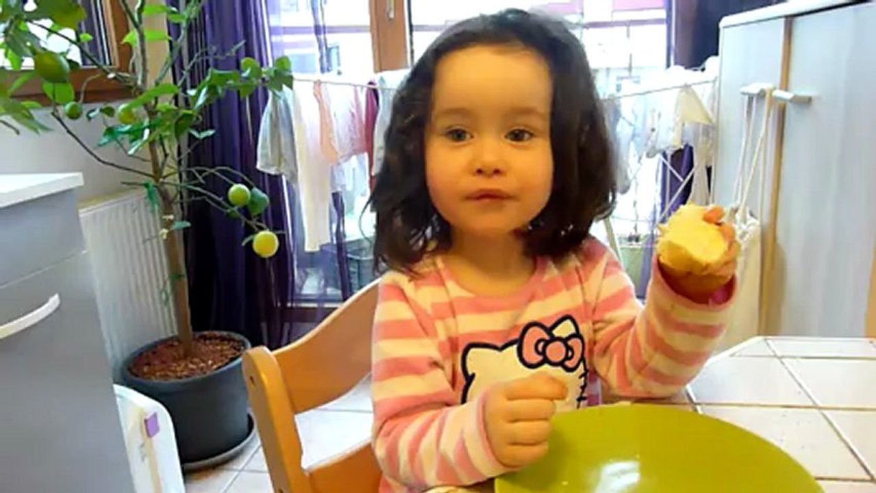 Clémence mange de la brioche