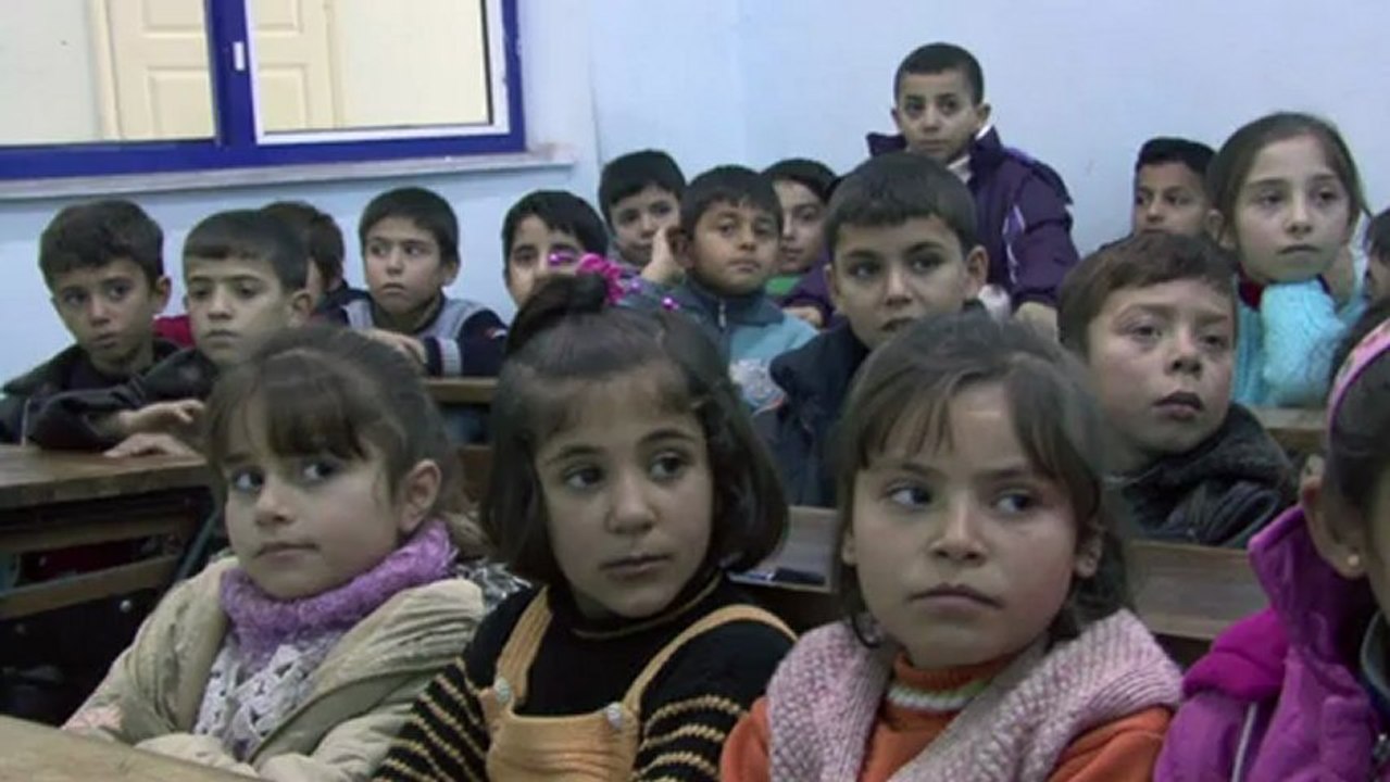 School opens for displaced Syrians at Turkey bo...