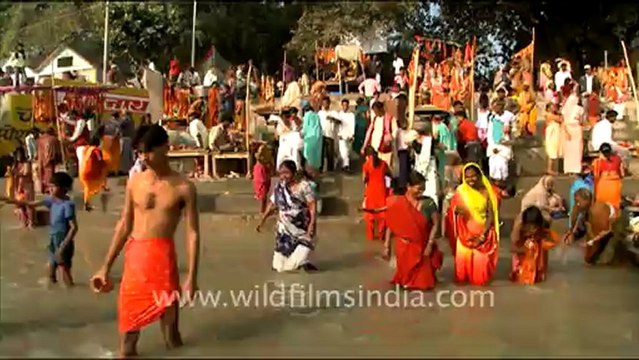 1023.People bathing on the bank of Ganga, Sonepur Fair .mov