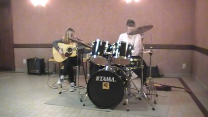 premier concert de chloé (ma fille) a la batterie