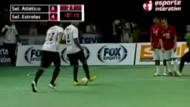 Un gol de locura de Falcão en el fútbol sala