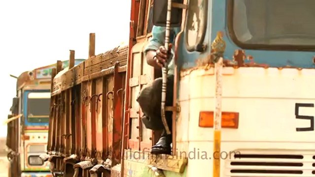 1997.Women salt workers loading salt into truck in Rann of Kutch.mov