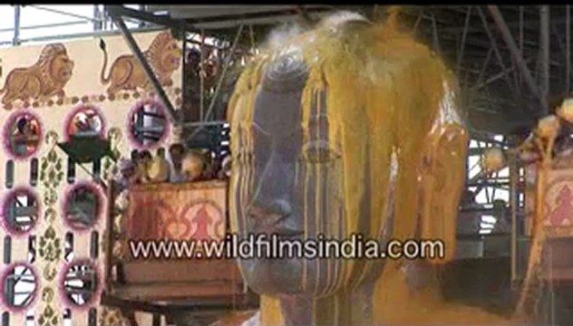 2188.Haldi or turmeric over Bahubali at Shravanabelagola.mp4