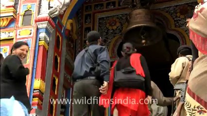 2199.Devotees at Badrinath temple.mov