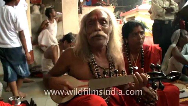 2316.Old baba singing a regional song in Ambubachi mela.mov