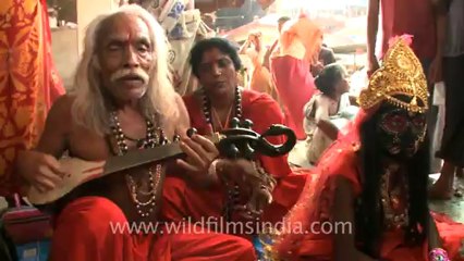 2335.Old baba singing to his tanpura in ambubachi mela.mov