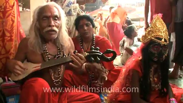 2335.Old baba singing to his tanpura in ambubachi mela.mov