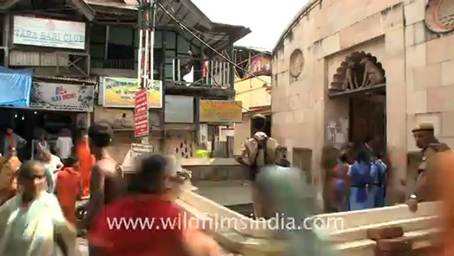 2340.Policemen guard a temple, time lapse.mov
