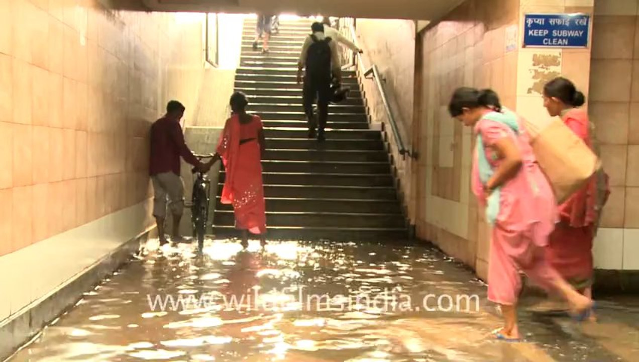 2439.Water clogged in a subway of South Delhi.mov