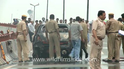 2441.CNG car catches fire in New Delhi!.mov