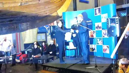 Helena Fanney fær viðurkenningu vegna framúrskarandi árangurs í samræmdu prófunum.