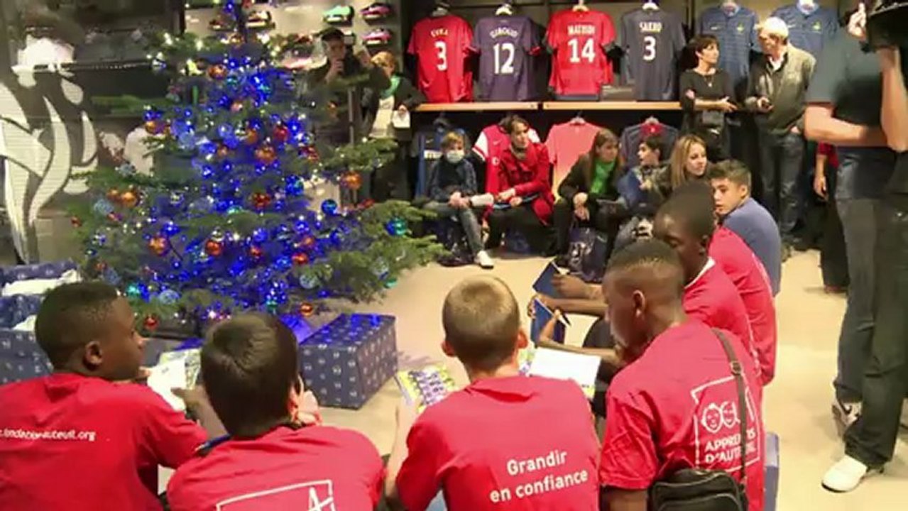 Les Bleus jouent les Pères Noël pour des enfants malades
