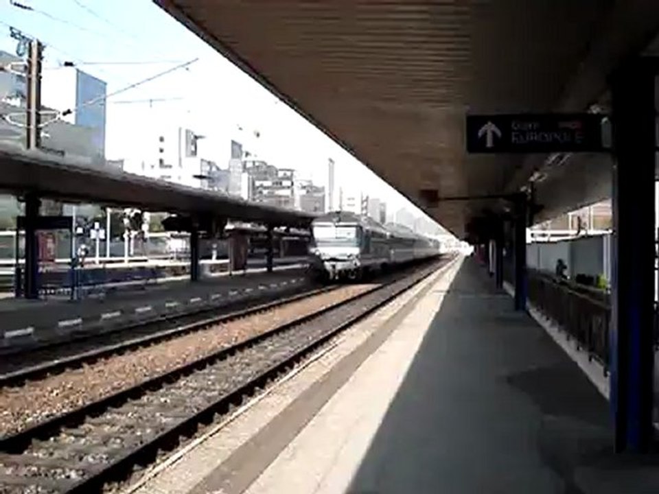 Départ d'un TER en gare de Grenoble (Octobre 2006)