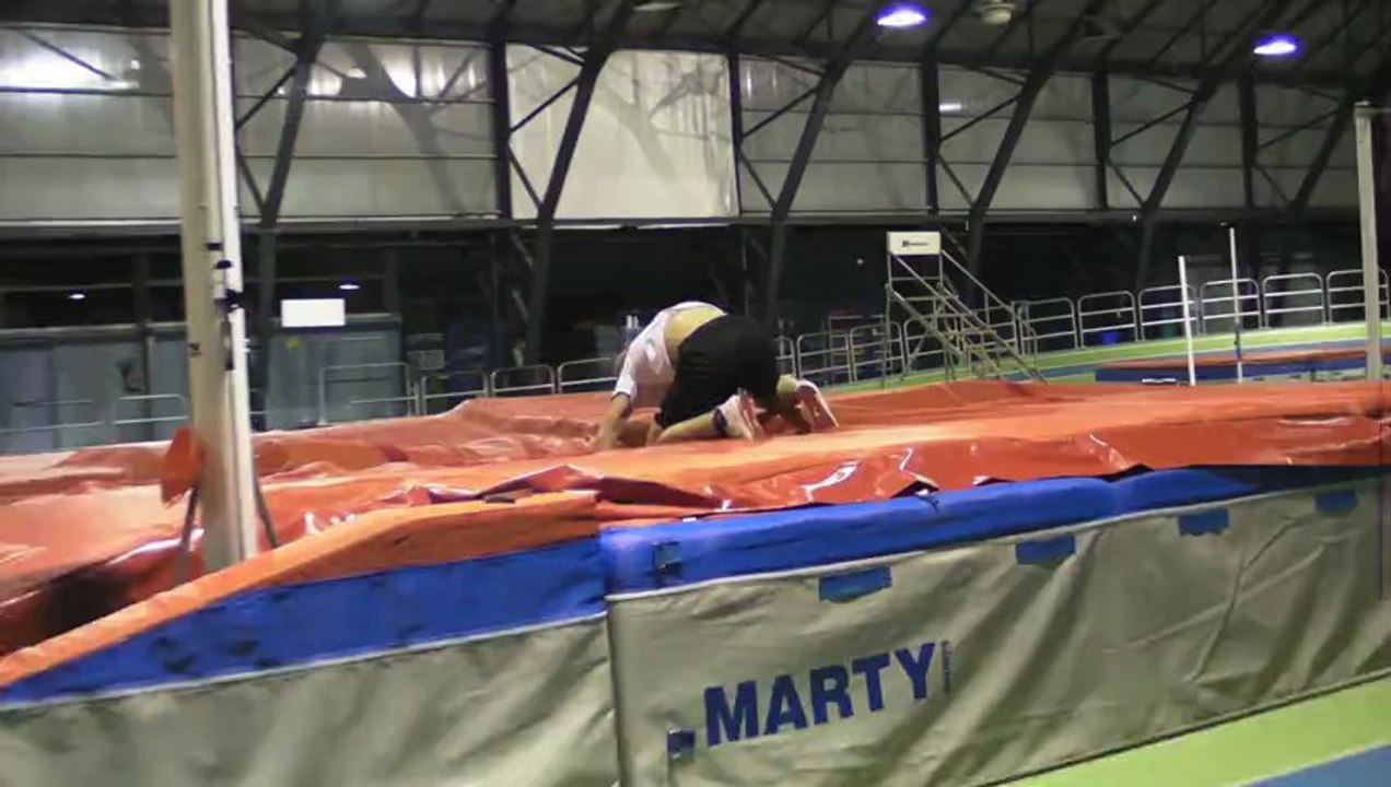 Théo Derobert à l'entrainement du saut à la perche.