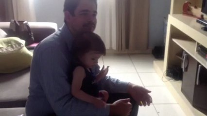 Karina tentando fazer giovanna dormir