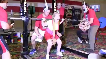 la abuela levantando pesas